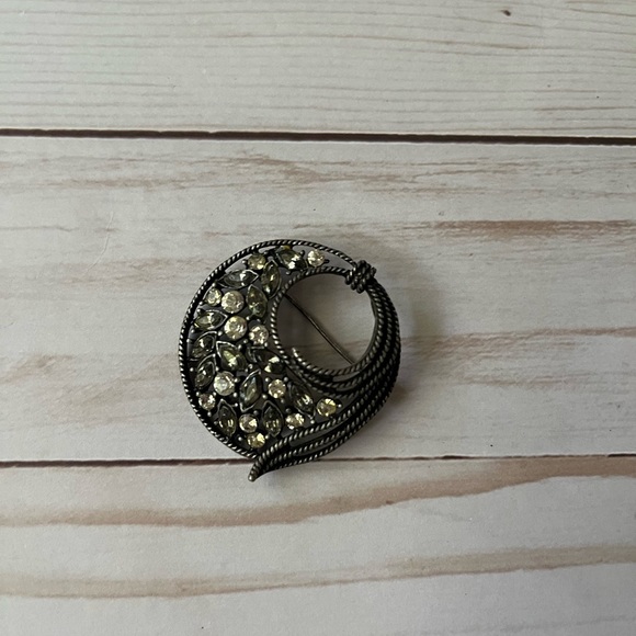 Set of 7 Vintage and vintage Style Brooches - Picture 6 of 15